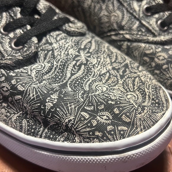 Vans Woman’s size 8.5 Black & White - Picture 2 of 9